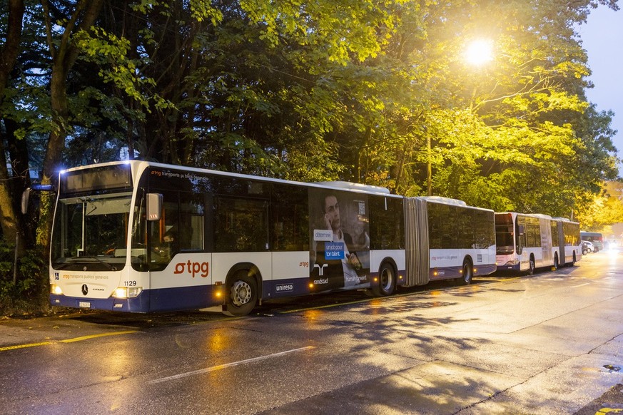 Des bus ont etes positionnes hors des depots, lors de la journee de greve du personnel des Transports publics genevois (TPG), ce mercredi 12 octobre 2022 a Geneve. A l&#039;appel du Syndicat du person ...