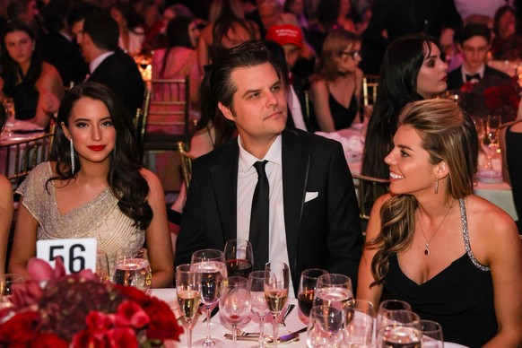 Aux côtés du truculent Matt Gaetz et de sa femme, à Mar-a-Lago.
