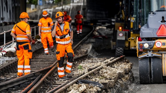 Des ouvriers preparent le terrain pour le changement des aiguillages de la gare CFF de Fribourg a l'occasion des travaux de la ligne ferroviaire entre Berne et Fribourg le mardi 15 juillet 2025 a ...