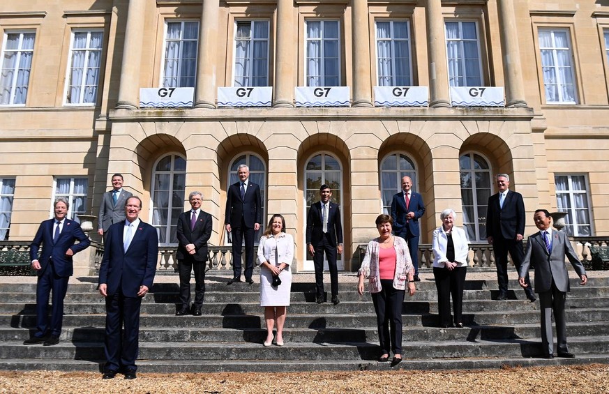 epa09248882 G7 Finance Ministers pose for a family photograph at Lancaster House during the G7 Finance Ministers meeting in London, Britain, 05 June 2021. EPA/ANDY RAIN