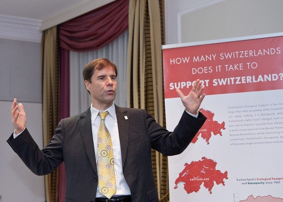 Matthias Wackernagel, Praesident Gobal Footprint Network, spricht anlaesslich der Medienkonferenz Ressourcenwende von Swisscleantech am Dienstag, 20. August 2013 in Bern. Am diesjaehrigen Earth Oversh ...