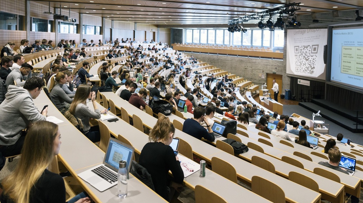 Students follow Prof. Dr. Christoph Lechner&amp;#039;s lecture &amp;quot;Strategic Management&amp;quot; in the lecture hall &amp;quot;Auditorium maximum&amp;quot; at the University of St. Gallen HSG i ...