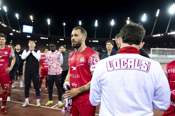 Ein Ultra der Fans Winterthurs (weisse Jacke) verteilt Roman Buess (FCW), mitte, und der Mannschaft Schals nach dem Spiel der Fussball Super League zwischen dem Grasshopper Club Zuerich (GC) und dem F ...