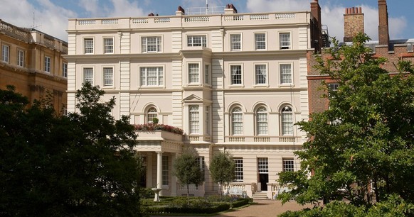 Charles et Camilla ont fait de Clarence House leur résidence principale et tout laisse à penser qu'ils y resteront sur place.