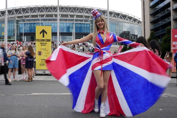Fans of singer Taylor Swift, called Swifties, arrive at Wembley Stadium in London, Thursday, Aug. 15, 2024 for the first of five concerts of Taylor Swift&#039;s Eras Tour.(AP Photo/Alastair Grant)