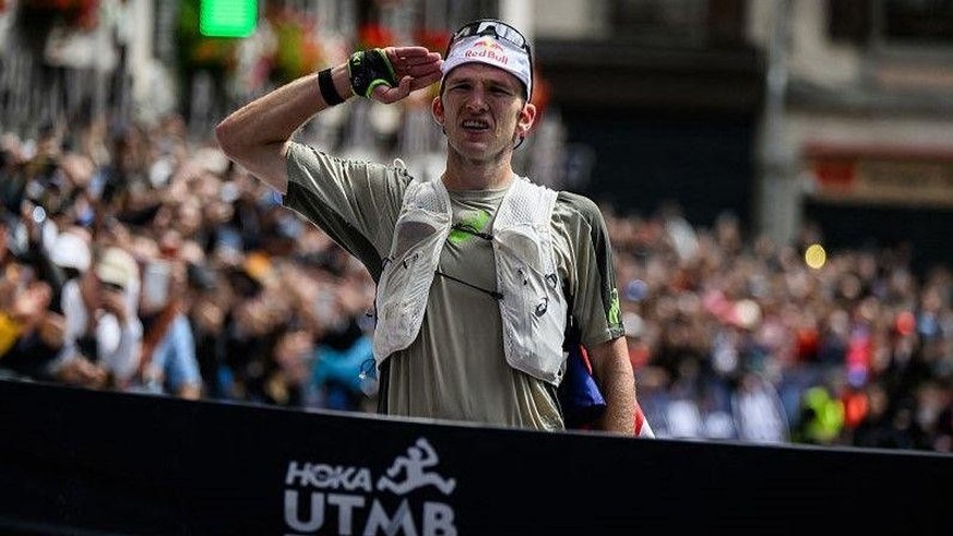 Tom Evans, vainqueur de l'UTMB 2025 après un dernier kilomètre dans les rues bondées de Chamonix.