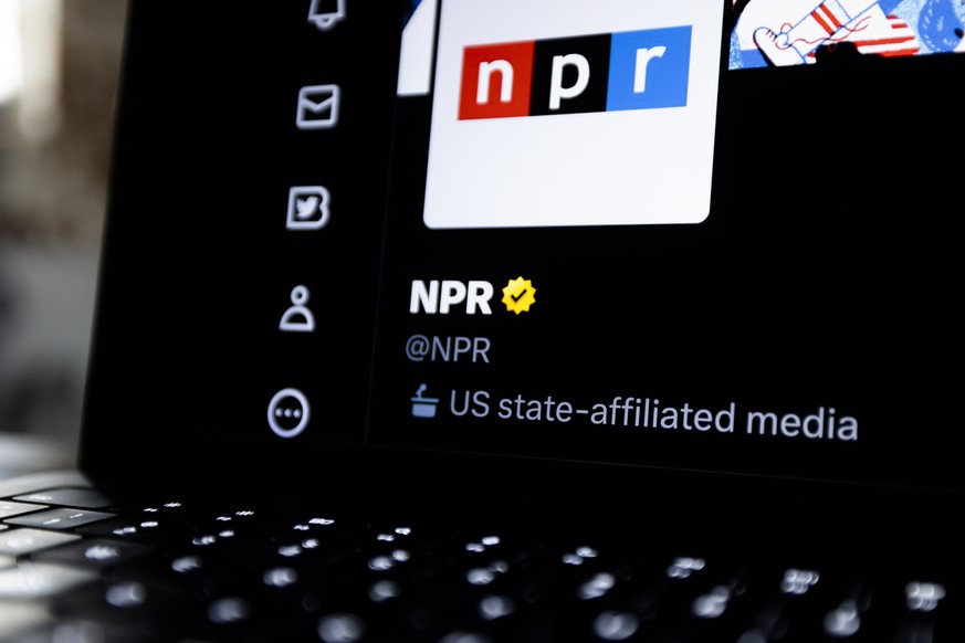 La radio NPR affirme être essentiellement financée par la publicité, le mécénat et des contributions d'auditeurs.
