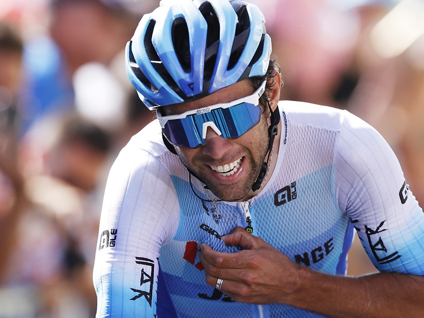 Michael Matthews, le doigt sur sa radio, pour remercier son équipe après sa victoire sur le Giro.
