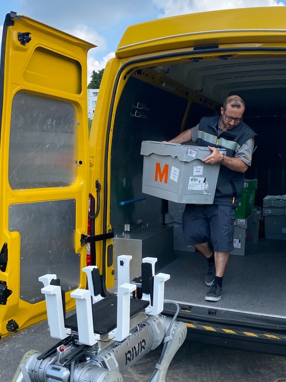 La Poste suisse explore de nouvelles pistes pour soulager ses équipes face à l’explosion du commerce en ligne. En collaboration avec Migros Online et la start-up zurichoise RIVR, elle mène actuellemen ...