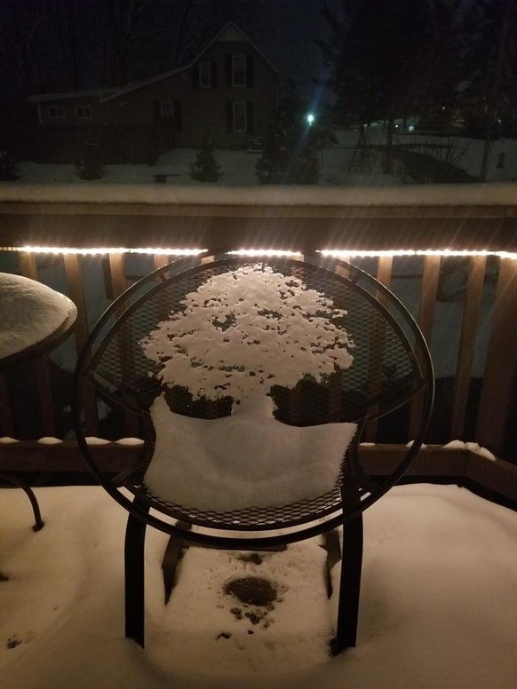 Mais de la neige sur une chaise.