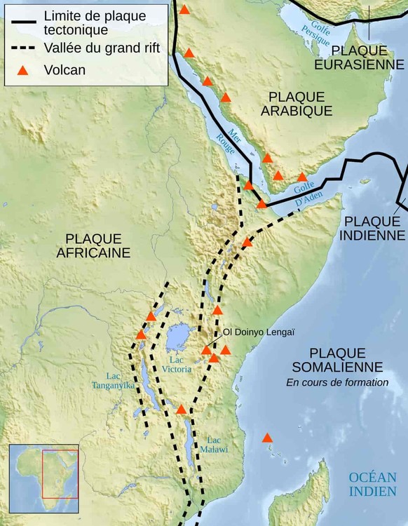 Carte structurale simplifiée de l&#039;Afrique de l&#039;Est montrant les principaux volcans actifs, la dépression de l&#039;Afar et la jonction triple entre la plaque arabique, la plaque africaine et ...