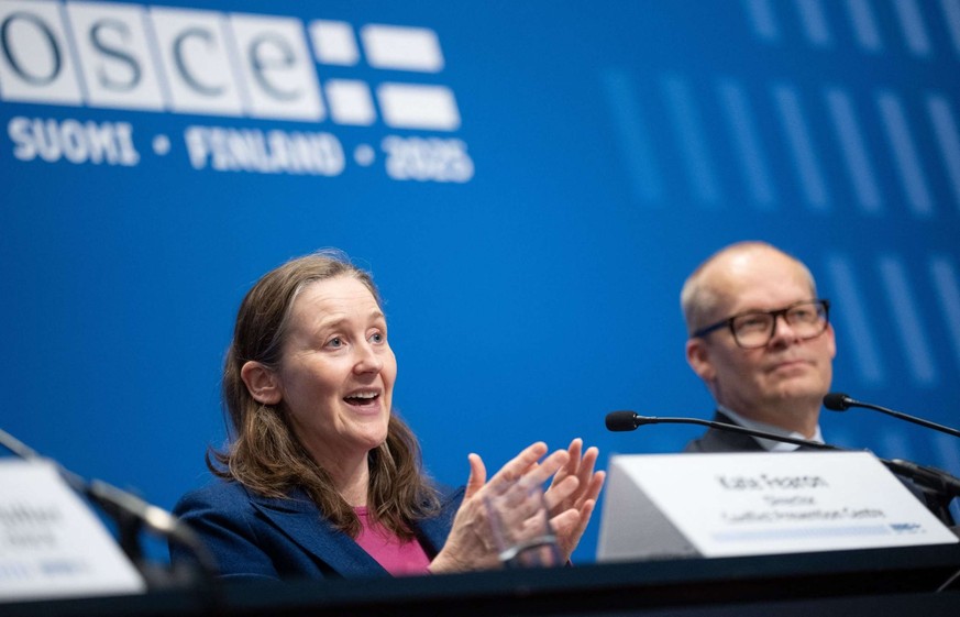 La directrice du Centre de prévention des conflits de l&#039;OSCE, Kate Fearon (à gauche), et le secrétaire d&#039;État au ministère finlandais des Affaires étrangères, Pasi Rajala, assistent à la con ...