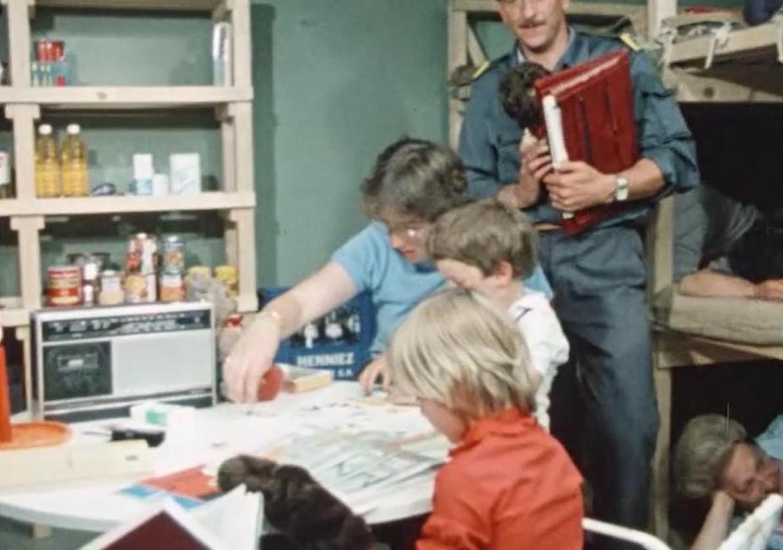 Image fixe du documentaire de l’office fédéral de la protection civile, «La vie dans l’abri», 1984.
https://www.historic.admin.ch/media/video/71258f8d-9381-49cb-8522-cb5d148cf8f4