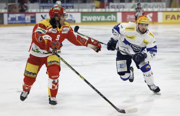 Noah Delémont (à gauche) contre Ambri.