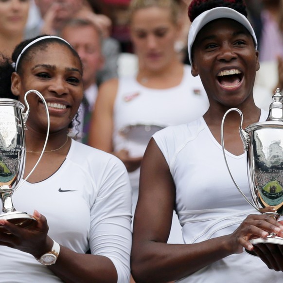 Serena Williams (à gauche) et sa soeur Venus, ici après leur titre en double en 2016 à Wimbledon, retrouveront le tournoi londonien.