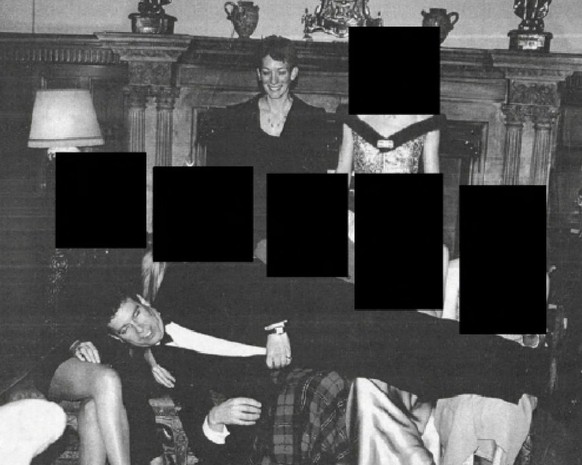 Andrew est photographié allongé sur cinq femmes. Le contexte de la photo reste inconnu.