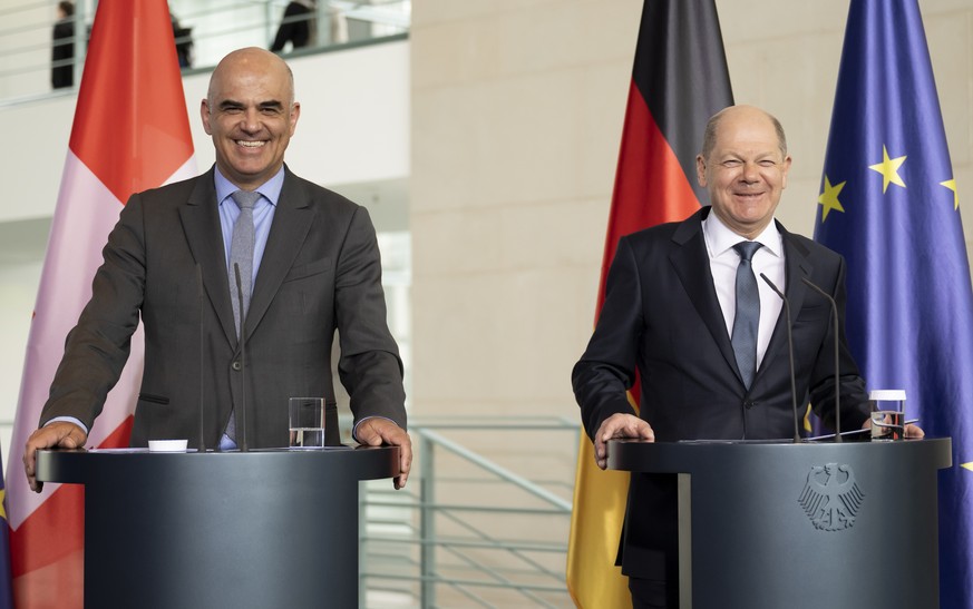 epa10578416 Swiss Federal President Alain Berset, left, and German Chancellor Olaf Scholz, right, laugh during a media conference after a work meeting at the Chancellery, in Berlin, Germany, 18 April  ...