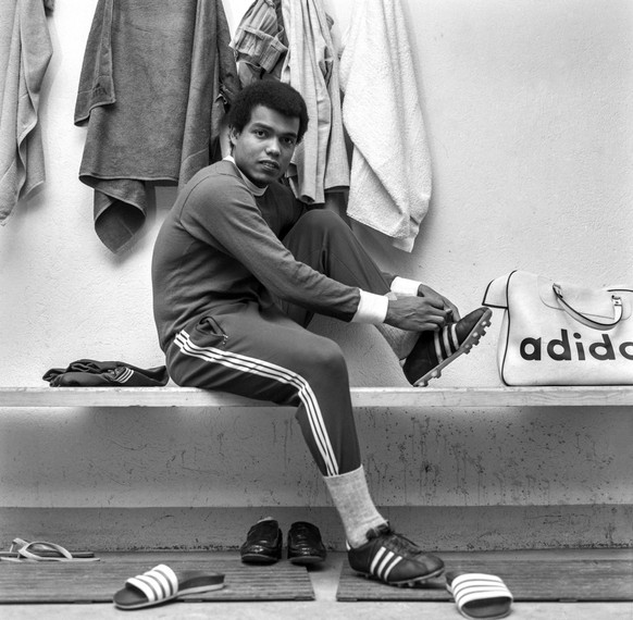 Teofilo Cubillos, Spieler beim FC Basel, macht sich in der Umkleidekabine f�r ein Training bereit, aufgenommen im Oktober 1973. (KEYSTONE/PHOTOPRESS-ARCHIV/Grunder)