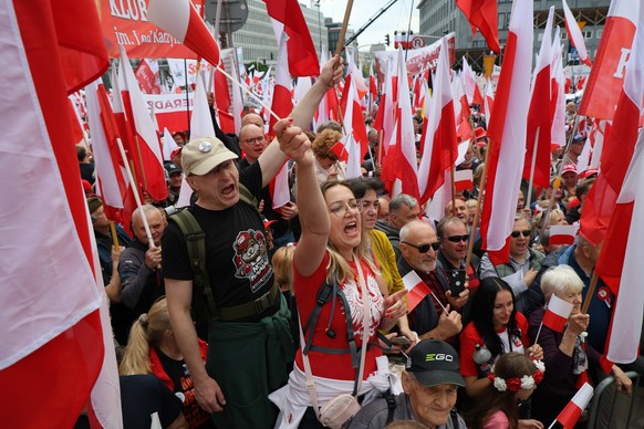 epa12133335 Supporters of Polish presidential candidate Karol Nawrocki particiapte in the &#039;Great March for Poland&#039;, in Warsaw, Poland, 25 May 2025. The march participants will move from the  ...