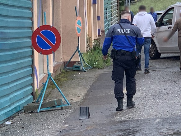 Un policier et des gens du voyage. Lausanne, 5 mai 2025.