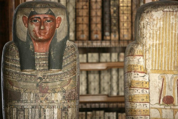 HANDOUT - Die aegyptische Mumie Schepenese in der St. Galler Stiftsbibliothek, aufgenommen am 26. Januar 2008. Die Stiftsbibliothek leiht zum ersten Mal ihre Mumie aus, wie sie am Donnerstag, 15. Apri ...