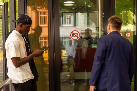 Der Fussballspieler Breel Embolo, links, und sein Anwalt, rechts, fotografiert am Mittwoch, 21. Juni 2023 beim Gericht fuer Strafsachen in Basel. (KEYSTONE/Patrick Straub)