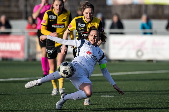 YBs Noemi Gillmann, hinten, im Duell mit der Zuercherin Fabienne Humm im Fussball Meisterschaftsspiel der Women�s Super League zwischen dem BSC YB-Frauen und dem FC Zuerich Frauen, am Samstag, 12. Feb ...