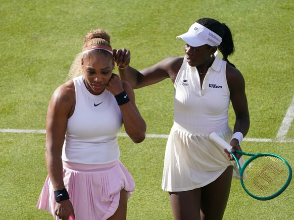 Victoria Mboko (à droite) a déclaré forfait pour Wimbledon