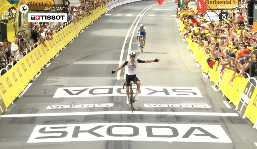 Adam Yates remporte la première étape du Tour de France samedi à Bilbao devant son frère jumeau, Simon.