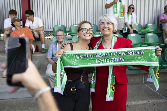 Bundesraetin Elisabeth Baume-Schneider, rechts, posiert mit einem Fan von FC Courtetelle, vor dem Schweizer Cup Spiel in der ersten Hauptrunde zwischen dem FC Courtetelle und dem BSC Young Boys, am So ...