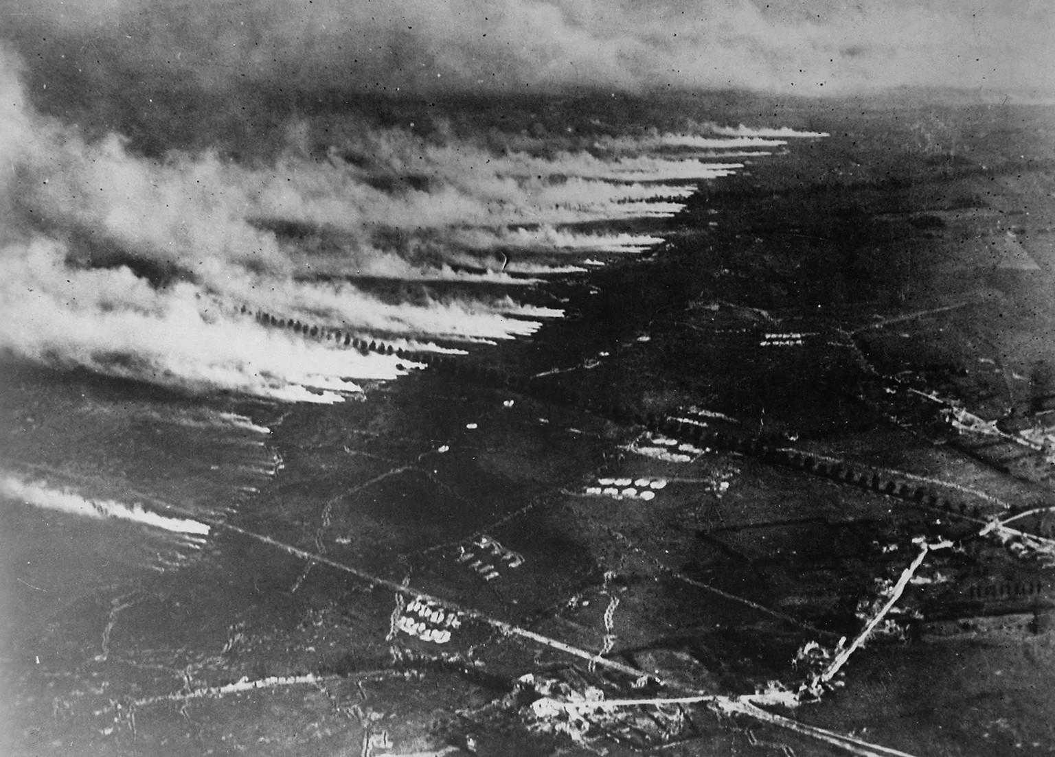 Attaque française au gaz et au lance-flammes contre des tranchées allemandes en Flandre, Belgique.
https://catalog.archives.gov/id/530722?objectPage=2