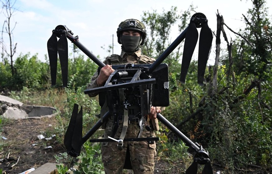 Un militaire russe de l&#039;unité de défense aérienne du district militaire central montre un drone Baba Yaga des forces armées ukrainiennes abattu par une unité de défense aérienne.