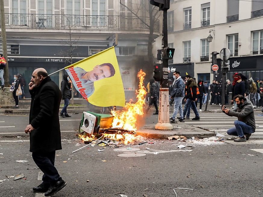 A Paris, un rassemblement de plusieurs milliers de personnes apr