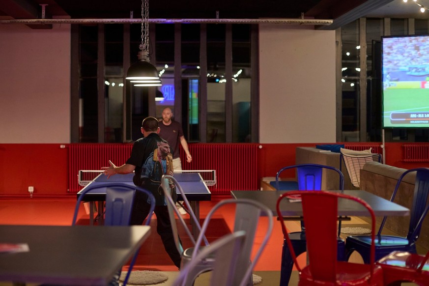 Une petite partie de tennis de table à la mi-temps.