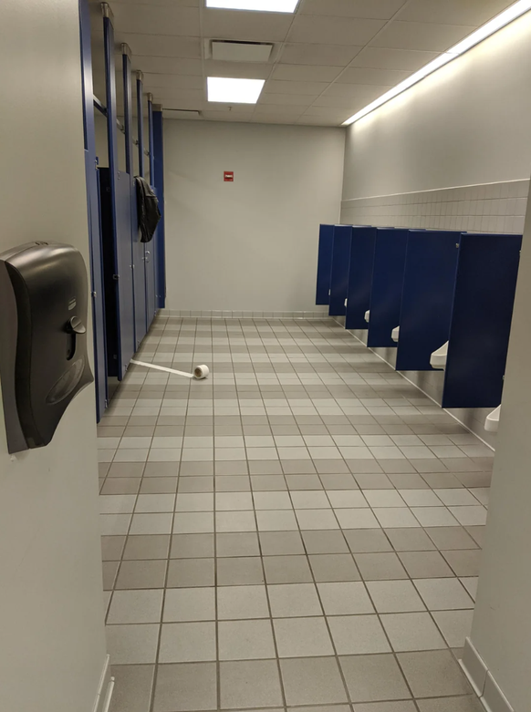 Faildienstag: WC-Papier rollt aus Toilette