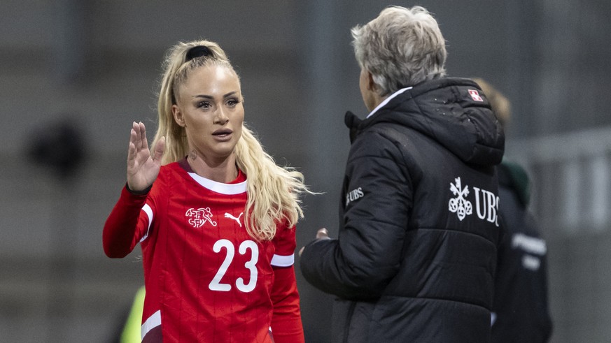 Switzerland&#039;s Alisha Lehmann, left, is welcomed by Switzerland&#039;s head coach Pia Sundhage after leaving the pitch, during the Women&#039;s European Qualifier Group B1 match Switzerland agains ...