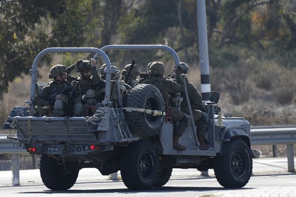 Un véhicule militaire se dirige vers Gaza.