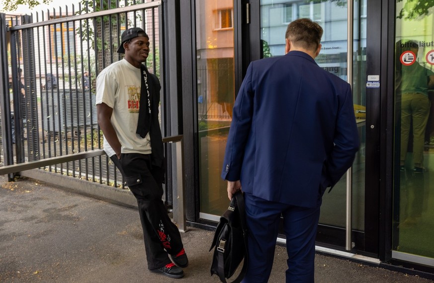 Der Fussballspieler Breel Embolo, links, und sein Berater, rechts, fotografiert am Mittwoch, 21. Juni 2023 beim Gericht fuer Strafsachen in Basel. (KEYSTONE/Patrick Straub)