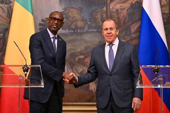 epa09960133 Russian Foreign Minister Sergei Lavrov (R) and his Malian counterpart Abdoulaye Diop (L) shake hands at the end of a press conference following their meeting in Moscow, Russia, 20 May 2022 ...