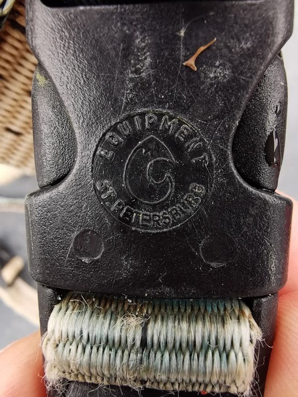 Le texte «Equipment St.Petersburg» figurait sur les lanières en plastique.