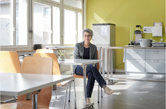 Annette Keller, la directrice de la prison pour femmes de Hindelbank dans le réfectoire