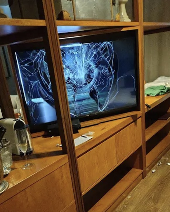 La télévision de la chambre 310, après les coups de sang de Liam Payne.