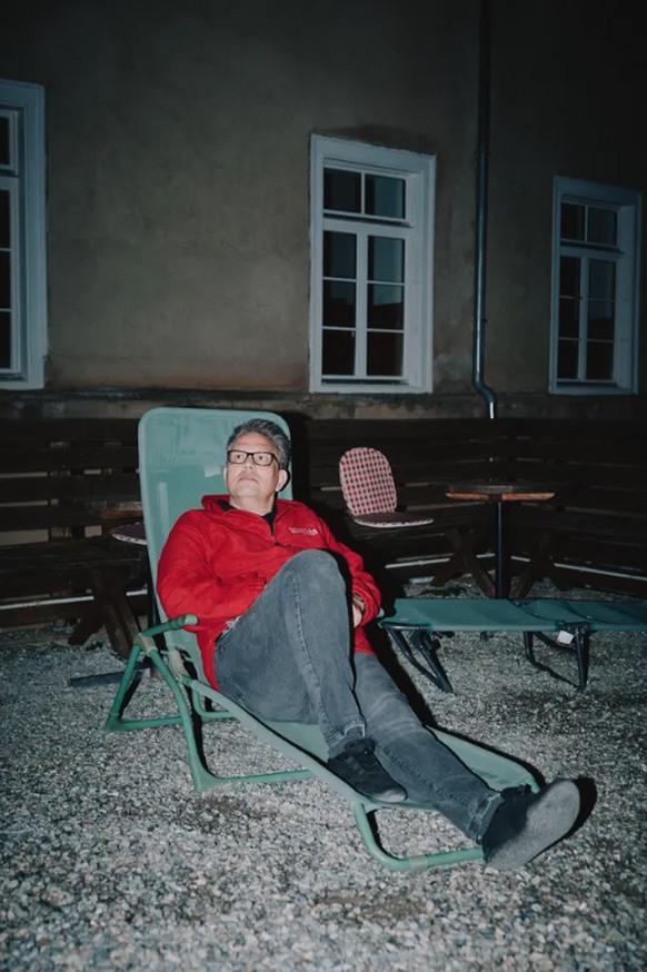 Le chasseur de fantômes Thomas Frei sur la terrasse de l&#039;hôtel Val Sinestra.