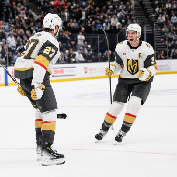 Shea Theodore (à gauche) est félicité après avoir inscrit le but de la victoire pour Vegas lundi