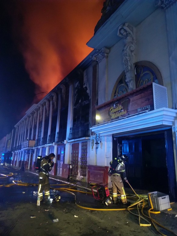 Les experts de la police scientifique et judiciaire se sont déployés dans la discothèque de Murcie où a eu lieu un incendie à l'aube pour enquêter.