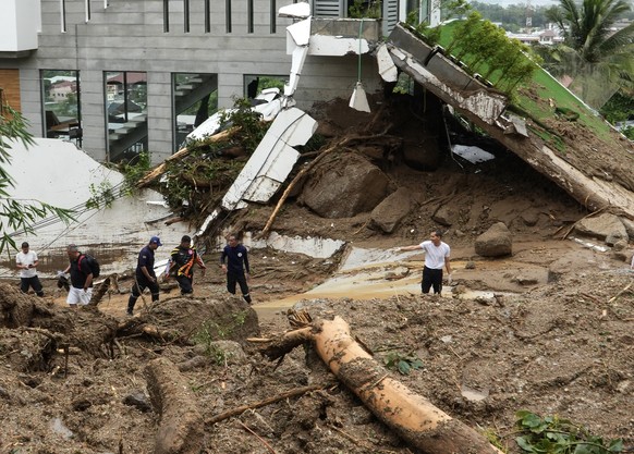 epaselect epa11561372 Members of a search and rescue team survey the area after a landslide hit the Karon Subdistrict, Phuket province, southern Thailand, 23 August 2024. Heavy rainfall overnight caus ...