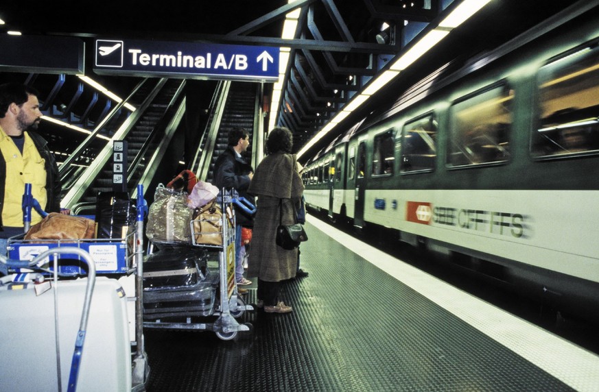 Bahnhof der Schweizerischen Bundesbahnen (SBB) am Flughafen Zürich-Kloten ca. 2000