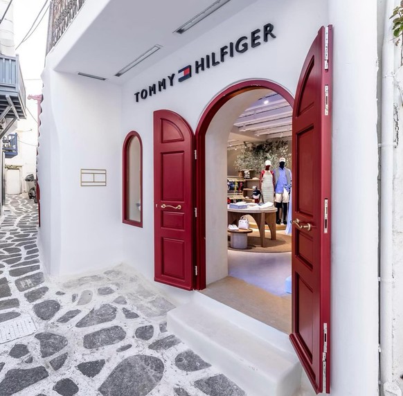 La marque a ouvert une boutique cet été à Mykonos.
