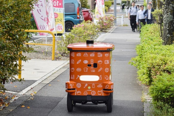 Cette photo prise le 15 mai 2025 montre un robot automatisé sur roues de la chaîne de supérettes 7-Eleven livrant des articles lors d&#039;une démonstration dans le quartier de Hachioji, à Tokyo. Le 1 ...