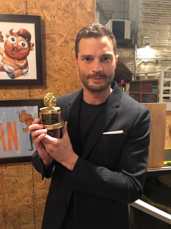 Jamie Dornan, fier de son Razzie pour le film qu'on n'a même pas besoin de mentionner.